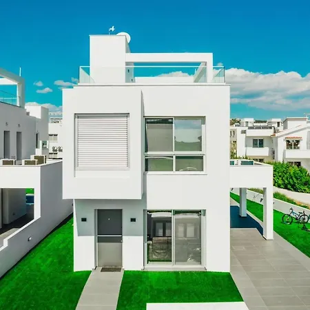 In Style In Modern 3 Bedroom Near Nissi & Square Βίλα