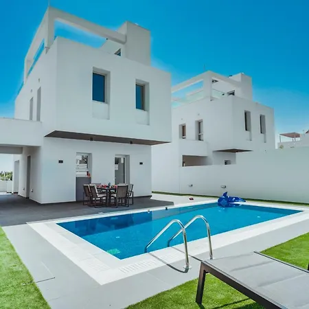 In Style In Modern 3 Bedroom Near Nissi & Square וילה *