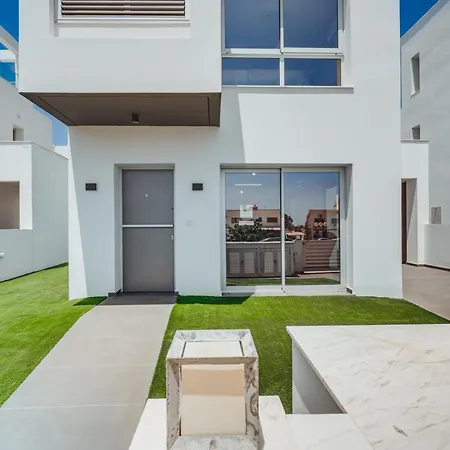 In Style In Modern 3 Bedroom Near Nissi & Square איה נאפה