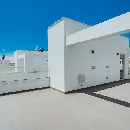 In Style In Modern 3 Bedroom Near Nissi & Square וילה