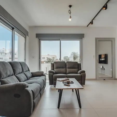 In Style In Modern 3 Bedroom Near Nissi & Square וילה *