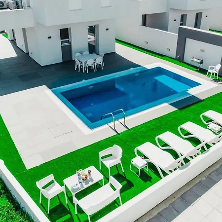 In Style In Modern 3 Bedroom Near Nissi & Square *