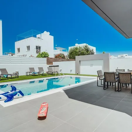 In Style In Modern 3 Bedroom Near Nissi & Square Vila