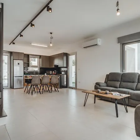 Villa In Style In Modern 3 Bedroom Near Nissi & Square *