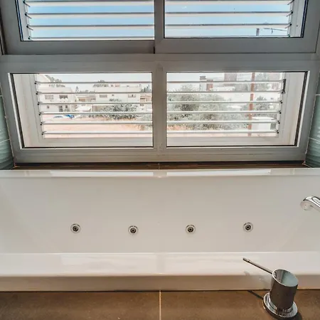 Βίλα In Style In Modern 3 Bedroom Near Nissi & Square *