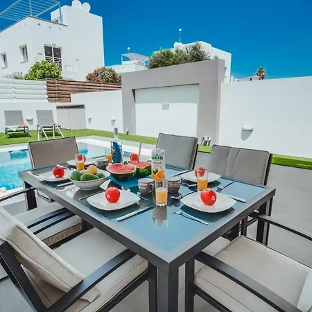 In Style In Modern 3 Bedroom Near Nissi & Square Willa Ajia Napa